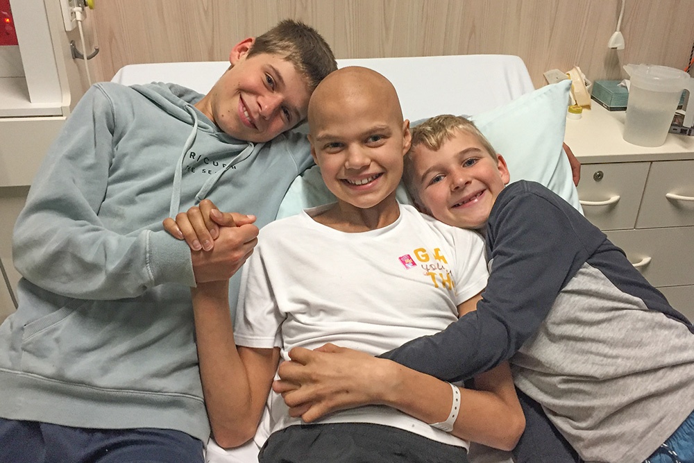 Zahli in hospital with the support of her loving brothers, Connor (left) and Kai (right).