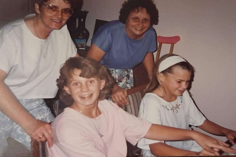 Tamina and her sister Alicia playing pianola with Doris and Pam. 